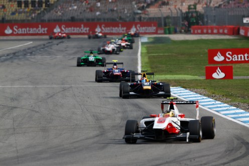 © Sam Bloxham/GP3 Series Media Service.