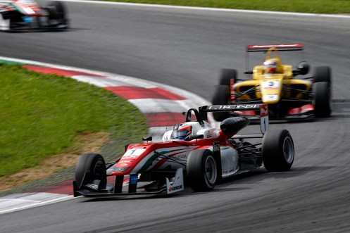 Rosenqvist won to close on Giovinazzi in the points standings. © FIA F3 Media Services.